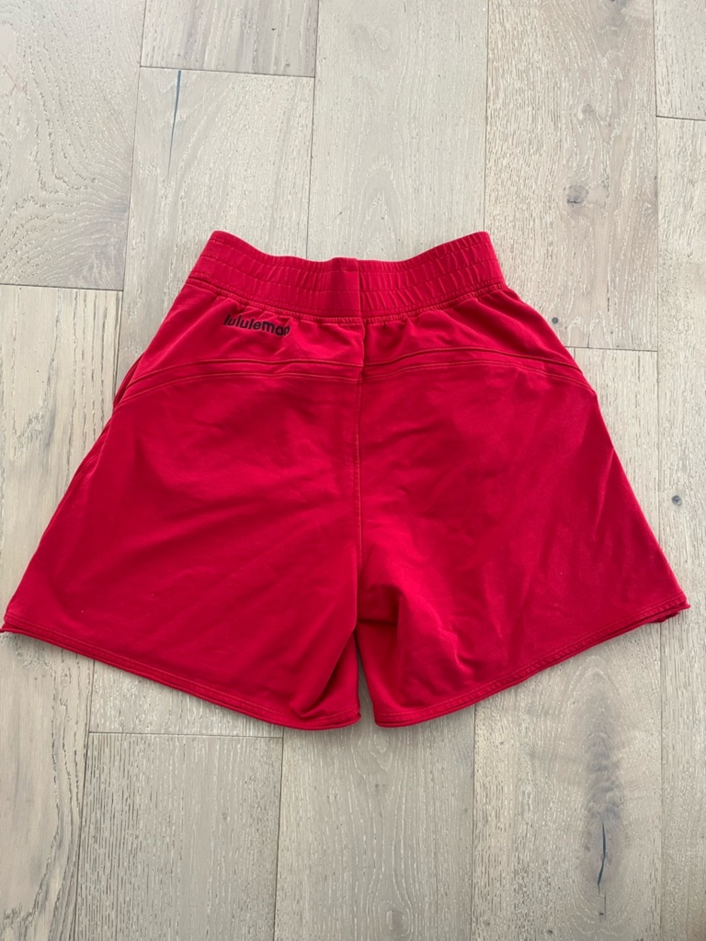 Lululemon Women’s LA High Rise Relaxed Shorts in Red sz 10 - Picture 2 of 3
